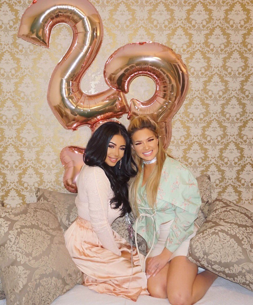 ShirinDavid's tweet photo. That‘s my bestie 😌🎂
Happy birthday babygirl
@niloofariranii ✨
Sagittarius ♐️ &amp; Aries ♈️ = 🔥 https://t.co/9SghZSkTvJ