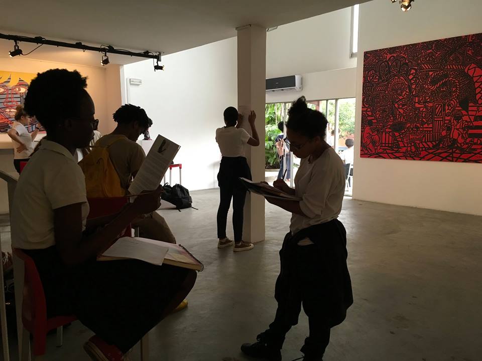 FondDonwahi's tweet photo. Élèves du Lycée Blaise Pascal d'Abidjan à la Fondation Donwahi -  Exposition en cours: "Mutants" de BORIS NZEBO @borisnzebo - Merci à Virginie Rassat et à Vincent Rauel; nous vous invitons à revenir nous faire découvrir les résultats de votre projet. https://t.co/MOKuLnCnFi