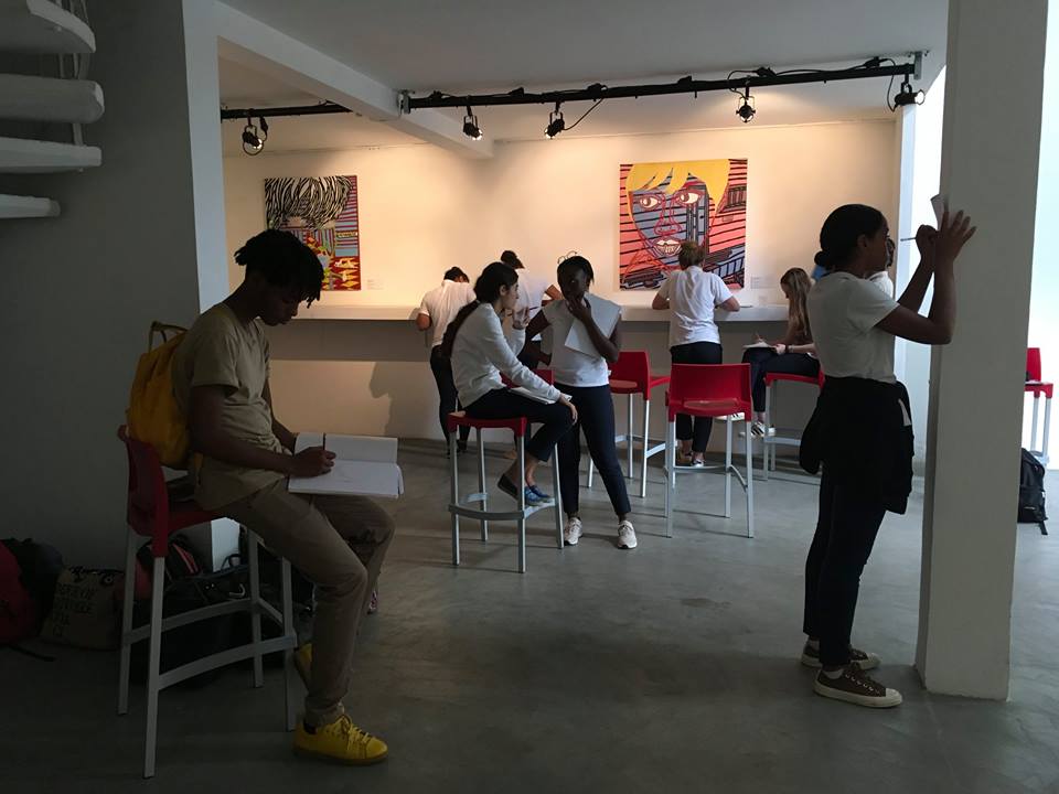 FondDonwahi's tweet photo. Élèves du Lycée Blaise Pascal d'Abidjan à la Fondation Donwahi -  Exposition en cours: "Mutants" de BORIS NZEBO @borisnzebo - Merci à Virginie Rassat et à Vincent Rauel; nous vous invitons à revenir nous faire découvrir les résultats de votre projet. https://t.co/MOKuLnCnFi