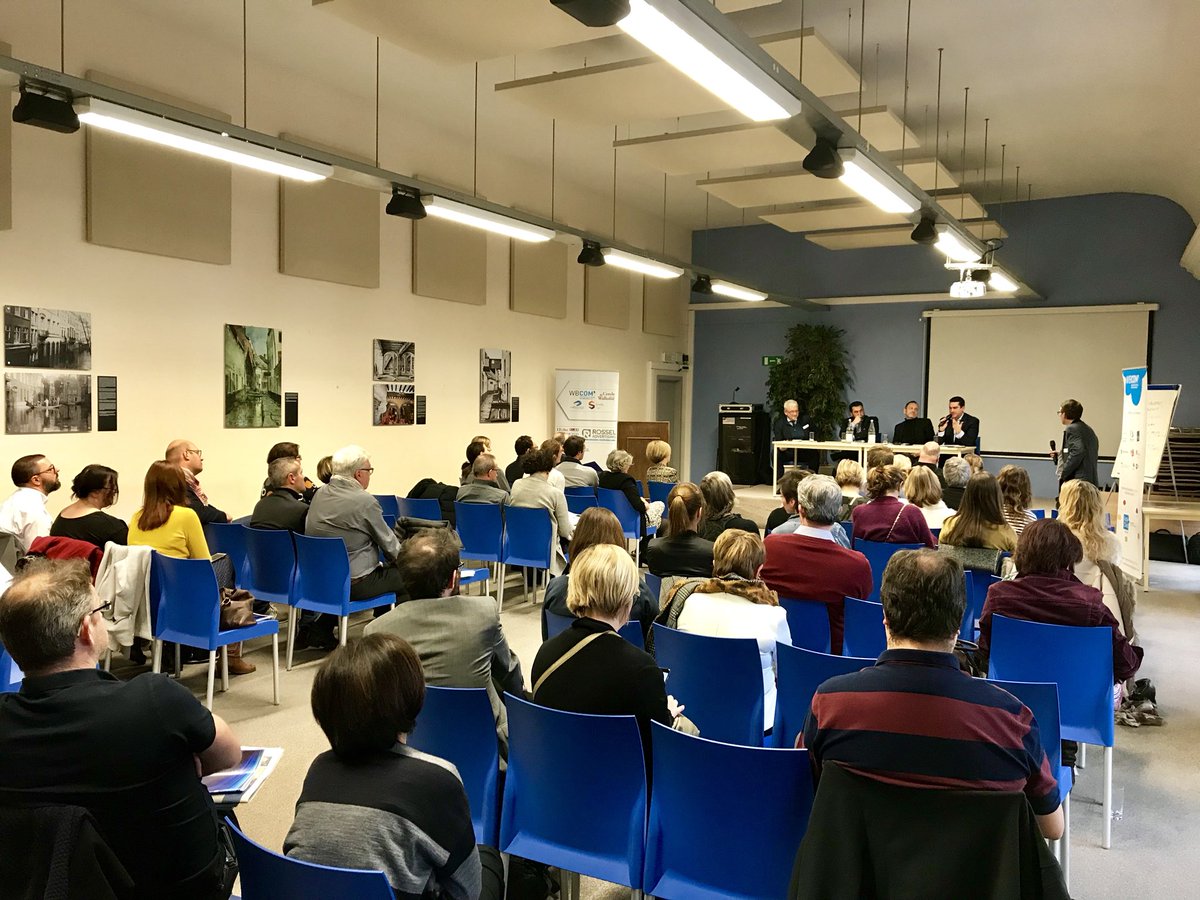 bodart6's tweet photo. Rencontres de la com avec @RudyHermans et @RaviartAlain : com publique et com politique, harmonie ou scène de ménage? #buzz #communication #RVComP https://t.co/isqpj1JTmq