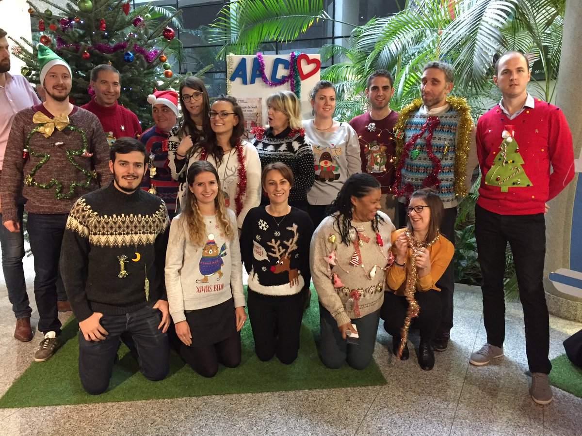 LThermoz's tweet photo. On joue le jeu sur le site de Lyon Pull Kitch au profit de La Croix Rouge #AXAAtoutCoeur @BDS_lyon @raphael_benda @Karinemalca02 @PrchtC https://t.co/u2pcT6IzOf