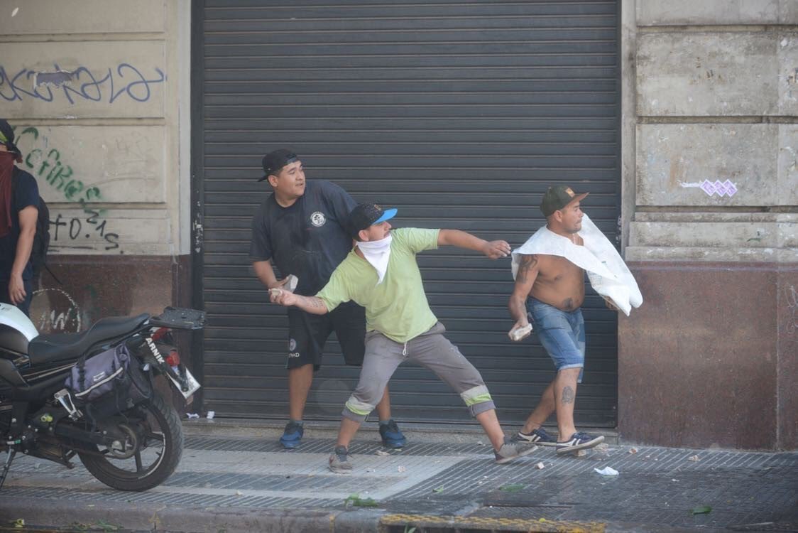 MisOdios's tweet photo. Conmueve ver a nuestros abuelos en la calle reclamando por sus derechos. Estos tres valientes del centro de jubilados Los Tirapiedras son un ejemplo de hidalguía: https://t.co/53QONaFDvn