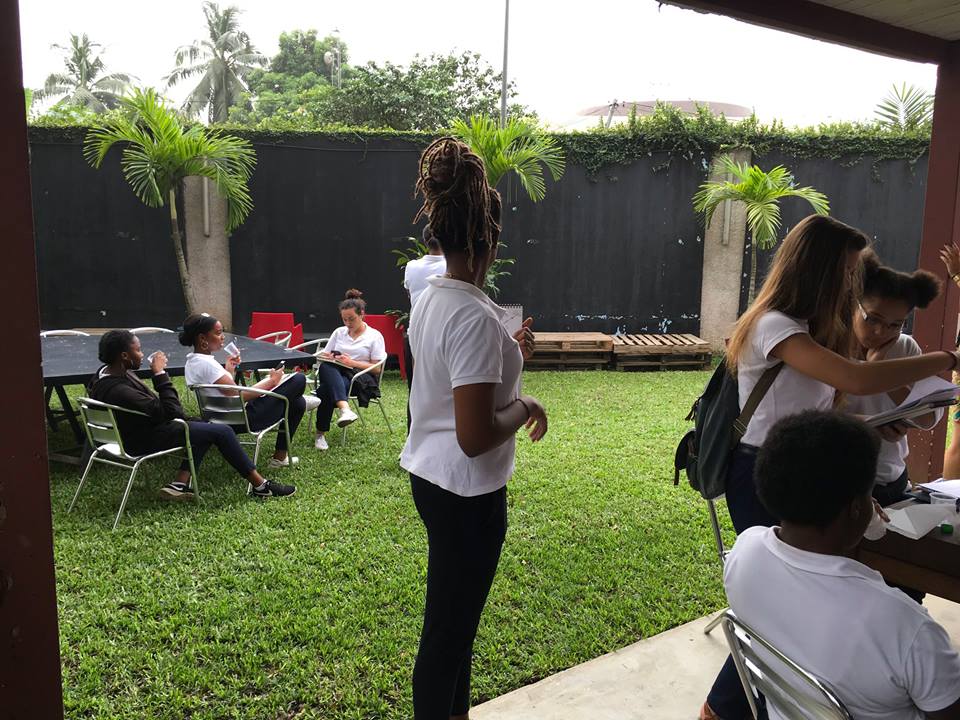 FondDonwahi's tweet photo. Élèves du Lycée Blaise Pascal d'Abidjan à la Fondation Donwahi -  Exposition en cours: "Mutants" de BORIS NZEBO @borisnzebo - Merci à Virginie Rassat et à Vincent Rauel; nous vous invitons à revenir nous faire découvrir les résultats de votre projet. https://t.co/MOKuLnCnFi