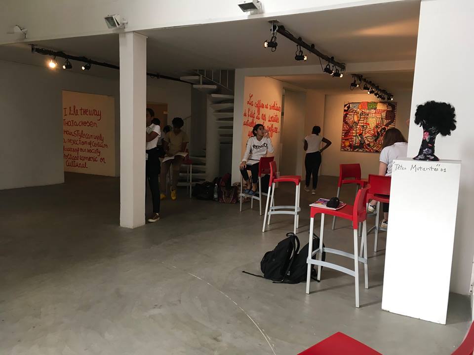 FondDonwahi's tweet photo. Élèves du Lycée Blaise Pascal d'Abidjan à la Fondation Donwahi -  Exposition en cours: "Mutants" de BORIS NZEBO @borisnzebo - Merci à Virginie Rassat et à Vincent Rauel; nous vous invitons à revenir nous faire découvrir les résultats de votre projet. https://t.co/MOKuLnCnFi