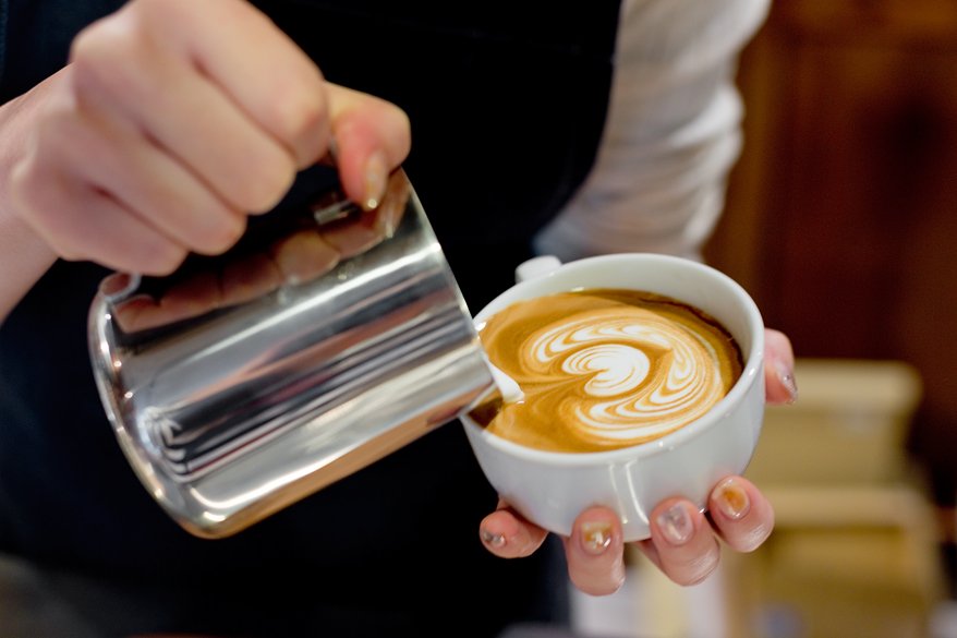 schoolbus_cs's tweet photo. おすすめはLATTE／¥500-。
スクールバスコーヒーストップのバリスタはラテアートの大会に出場経験あり。FLAT WHITE／¥500- ���ありますよ。
#schoolbuscoffeestop #osaka #kitahama #cafe #coffee
#renovation #america #portland
#大阪 #北浜 #カフェ #北浜カフェ #カフェ巡り https://t.co/9CY6wb6OKH