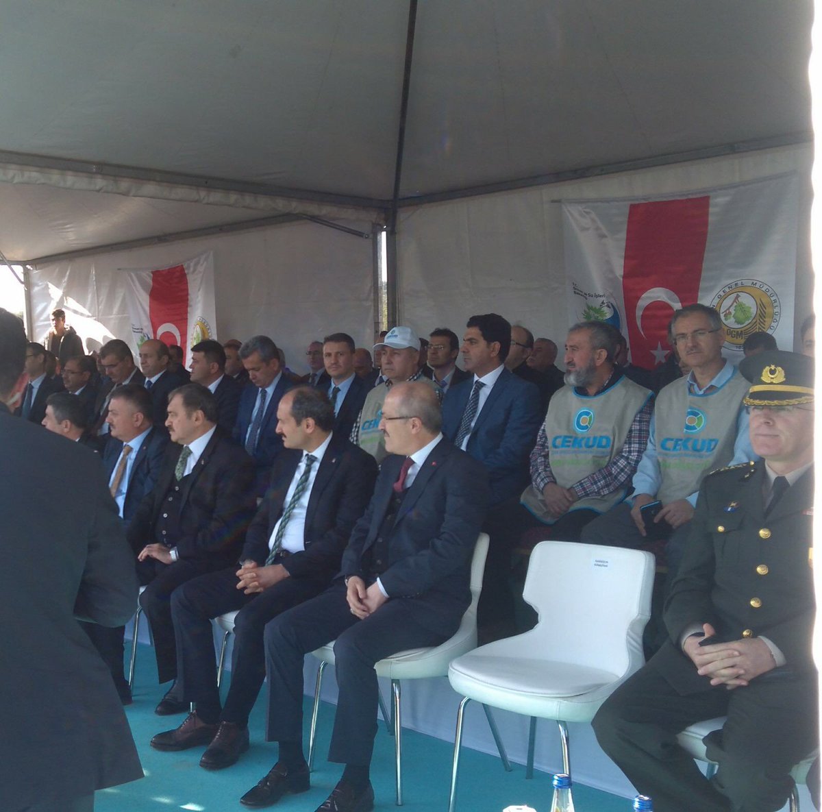cekud's tweet photo. CEKUD; Ayvalık'taki yangın sonrası, 
Hakkıbey yarımadasında gerçekleştirilen, 
Sn. Bakanımız @VeyselEroglu öncülüğündeki
Ağaçlandırma çalışmaları kapsamında, 
33350 Fidanın toprakla buluşmasına destek verdi.
#fidan #toprak #ağaç #orman #ayvalık #balıkesir https://t.co/mQCl6nrnLf