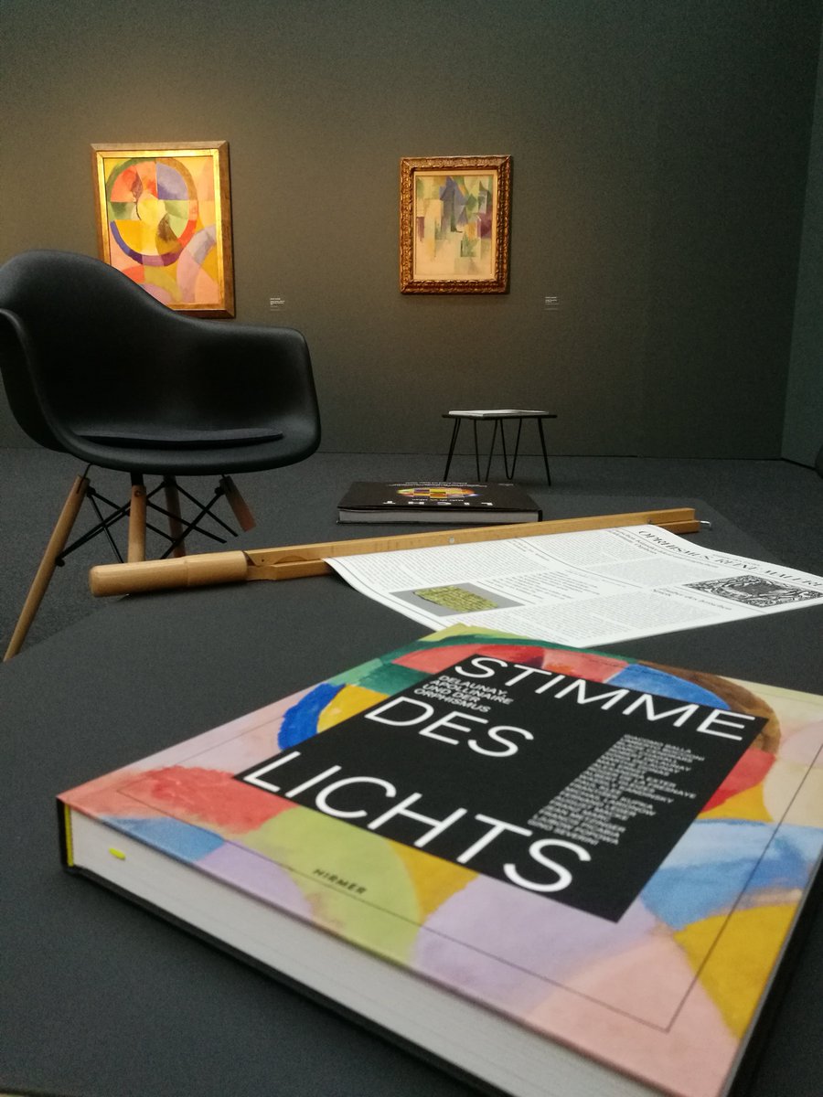 artefakt_berlin's tweet photo. Der Kunstkatalog "Stimme des Lichts" stellt Ursprünge und Einflüsse sowie die hohe Bedeutung dieser Keimzelle der Abstraktion für die Entwicklung der modernen Kunst erstmals umfassend vor https://t.co/c1GTAEVeLn #delaunay #artbookfriday #wilhelmhackmuseum https://t.co/QyjmtS4Fyz