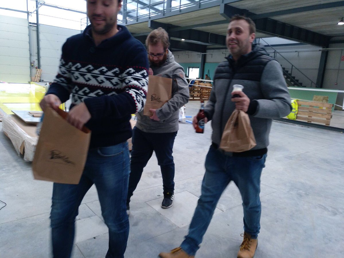 CarlosOrozaCIFP's tweet photo. Hoxe @PonteVan realiza un servizo en #AEstrada con un dos nosos colaboradores no proxecto #MartinezOteroContract
Seguro que os traballadores disfrutaron coa comida saudable elaborada polo noso alumnado de #CMCOCB e #CSDIRCOC #foodtruck #xantarsaudable https://t.co/uUEcF8z75a