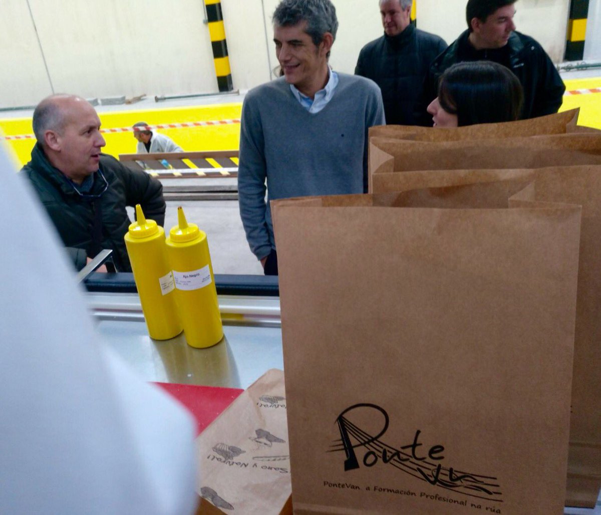 CarlosOrozaCIFP's tweet photo. Hoxe @PonteVan realiza un servizo en #AEstrada con un dos nosos colaboradores no proxecto #MartinezOteroContract
Seguro que os traballadores disfrutaron coa comida saudable elaborada polo noso alumnado de #CMCOCB e #CSDIRCOC #foodtruck #xantarsaudable https://t.co/uUEcF8z75a