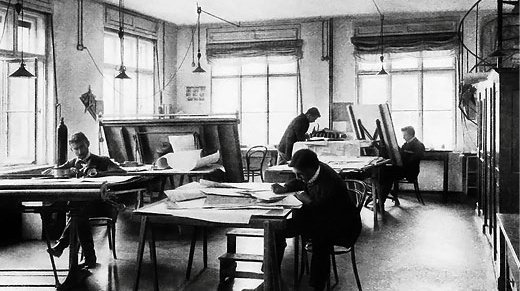 Lindeplc's tweet photo. What you see here, is a @LindEngineering office from the early years of the last century. In 1912 Carl von Linde's sons Friedrich and Richard, 2gether with their brother-in-law Rudolf Wucherer, built a two-column apparatus, that could produce oxygen and nitrogen at the same time. https://t.co/NCBuvmSyJX