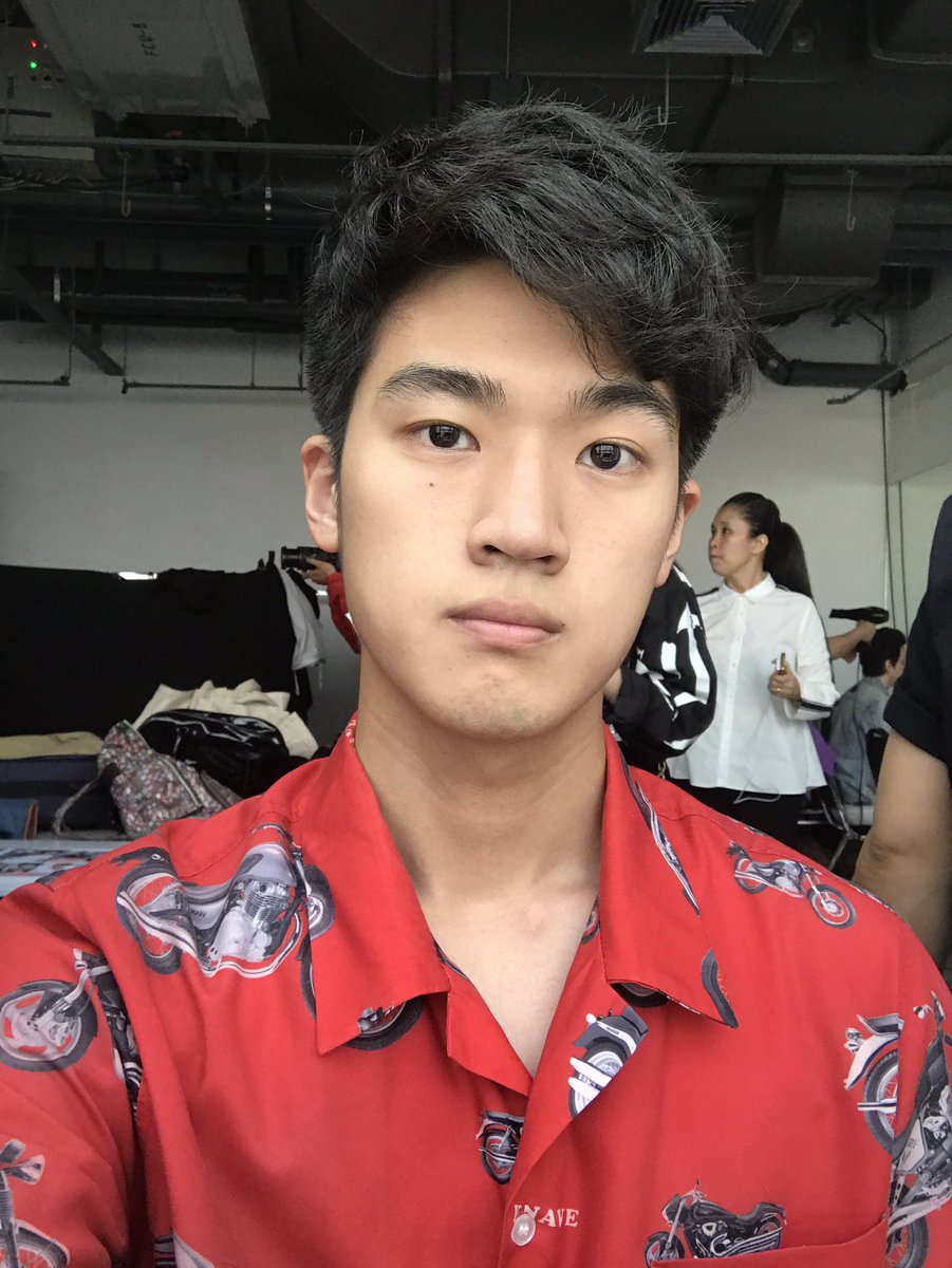 MDNutthapong's tweet photo. อีกไม่กี่นาที งานก้จะเริ่มกันแล้ว🙆🏻♂️ @zen gallery ชั้น8 (~19:00) #หน้ารอคอย #cleobachelors2017 #eb6 #MDnutthapong https://t.co/GflBCvob0f