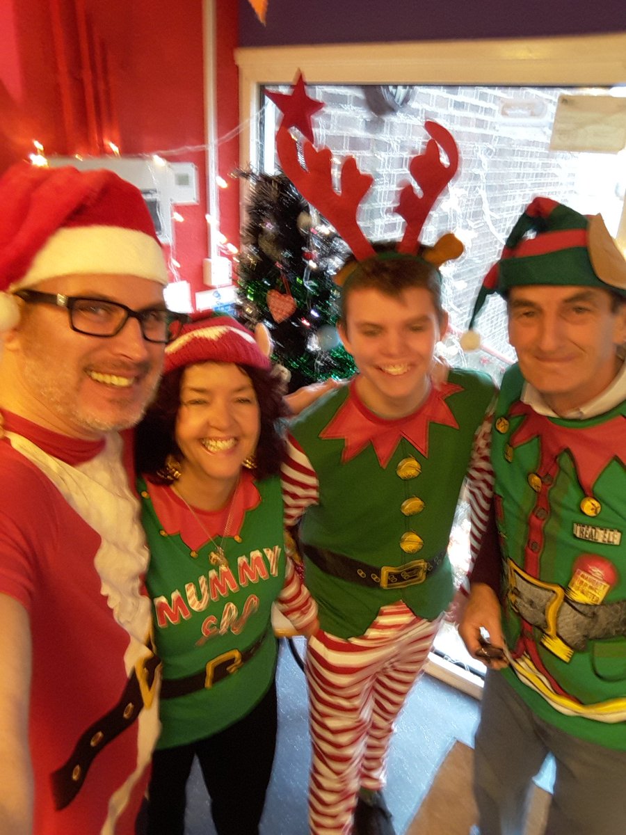 Meetupcommunity's tweet image. Just getting ready for our Senior Citizens Christmas Lunch! Father Christmas and his Elf helpers! 🎅🎅🎅🎄🎄🎄#TBFCharity