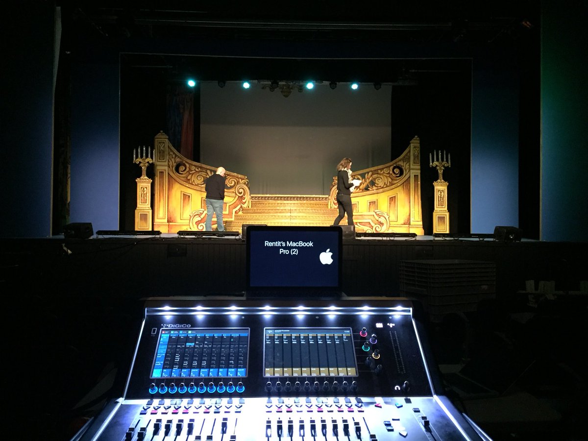 Shanewmulligan's tweet photo. @panto_day #opening #BeautyAndTheBeast #irelands #first #touring #Pantomime #TLT #drogheda #ireland #comesee https://t.co/9ytF040xCR