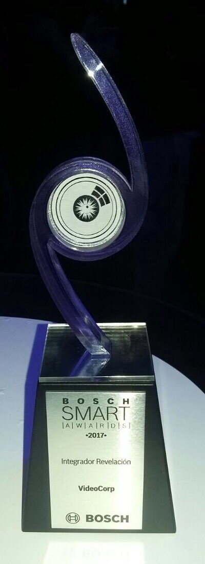 Victor_Conce's tweet photo. Este jueves #Videocorp🇨🇴, recibió un importante reconocimiento de #Bosch. En los #BoschSmartAwards2017.
#IntegradorRevelacion.
Tremendo trabajo del equipo comercial y técnico que este año ha desarrollado proyectos de Implementacion #AV de sistemas de sonido 🔊 #BoschPro https://t.co/1OSMTqNY2w