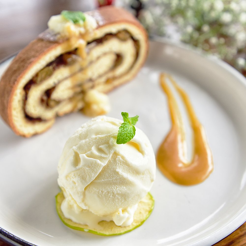 We have already begun celebrating Christmas by taking up the duty of being Santa's elves!Rich &amp; malty #Christmas Scotch ale to mellow you while you try our Christmas special menu that has Ratatouille, Spicy Chicken Sausages &amp; freshly baked Cinnamon Roll!
<a href="/gatewaybrewery/">Gateway Brewing Co.</a>