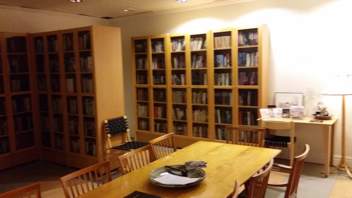 modiga_etuna's tweet photo. Deckarbiblioteket är ett forsknings- och studiebibliotek. Det grundades 1989 och samlar kriminallitteratur på svenska. Där finns svenska original från 1893 och från 1989 även litteratur översatt till svenska. #bibblan #eskilstuna https://t.co/FQfXNTEcGt