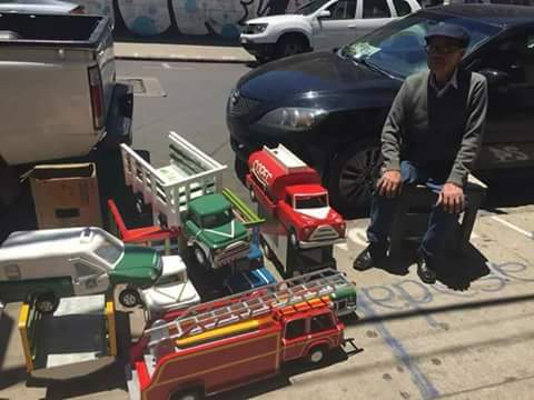 Leojandro_Floyd's tweet photo. El es Don Raimundo Molina,fabrica estos lindos camioncitos de madera. Los vende a un precio bajo, pensando en que cada uno le toma aprox un mes.
Está en Valpo- San Ignacio entre Victoria y Pedro Montt.Para quienes lo quieran ayudar un regalo precioso, hecho con amor y dedicación. https://t.co/wZOq9Obub2