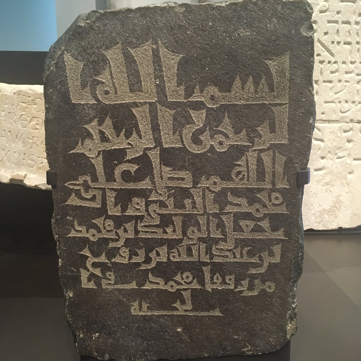 شاهد قبر من مكة المكرمة من مقتنيات متحف اللوفر بأبو ظبي #حجاز