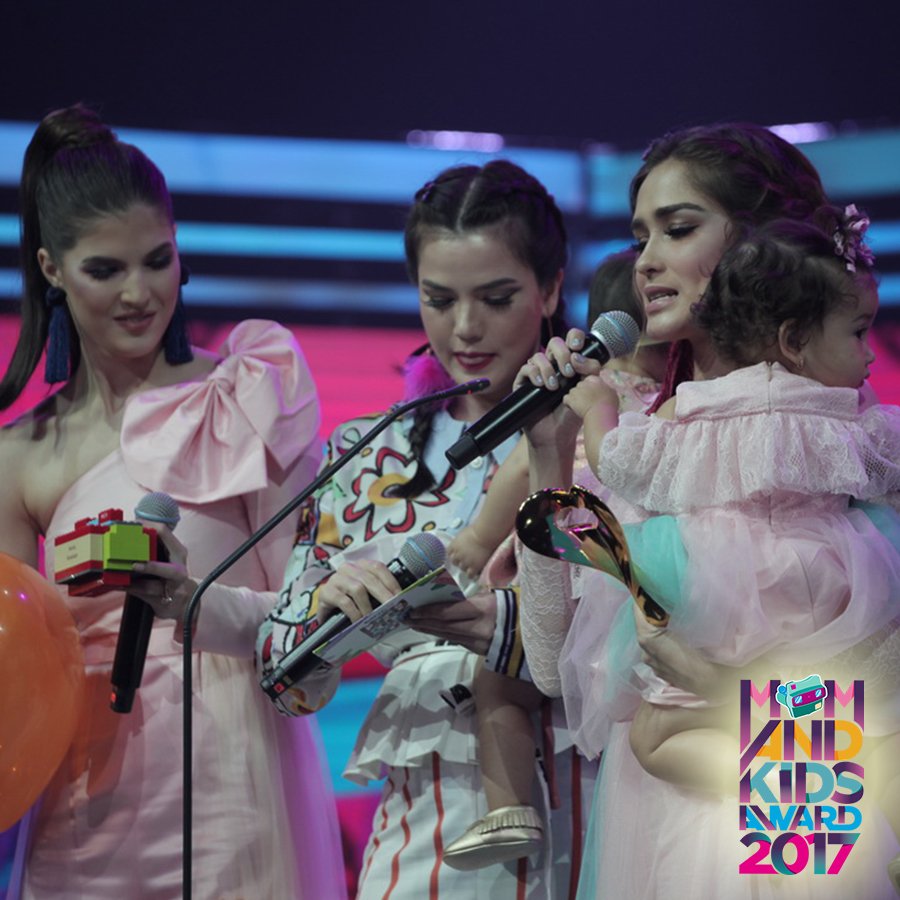 Official_MNCTV's tweet photo. Aduuh ada ibu-ibu jaman now nih! Masih inget ga @alicesofieNORIN @yaswildblood @PatritzMikaila kece ini mau mengumumkan nominasi apa?Yuuk tonton kembali serunya #MKA2017 Minggu pukul 14:00 WIB di @Official_MNCTV. https://t.co/mpHAdUz6DH