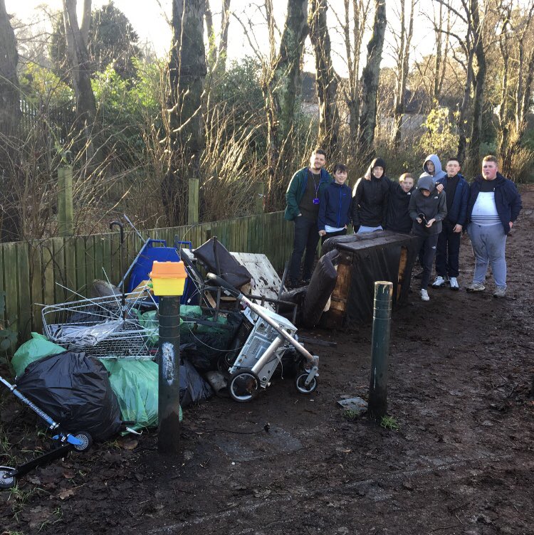 mirrenpark's tweet photo. Our staff member George with our hard working crew! We’ve made a start to cleaning up a great local area 🗑 Please help out Ferguslie Community Council tomorrow. #TeamUptoCleanUp @RenCouncilNews @TannahillCentre @ComMinisterCoS @ETTpaisley15 @FerguslieStory https://t.co/dy6JhBnywj