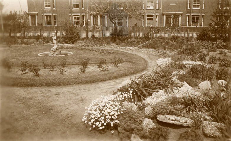 MUNICIPALLY MANICURED: St Edmund's Green #Southwold in the 1930s, Blyth Terrace, Field Stile Road behind. We had Corporation gardeners then.bit.ly/2zdDa0B