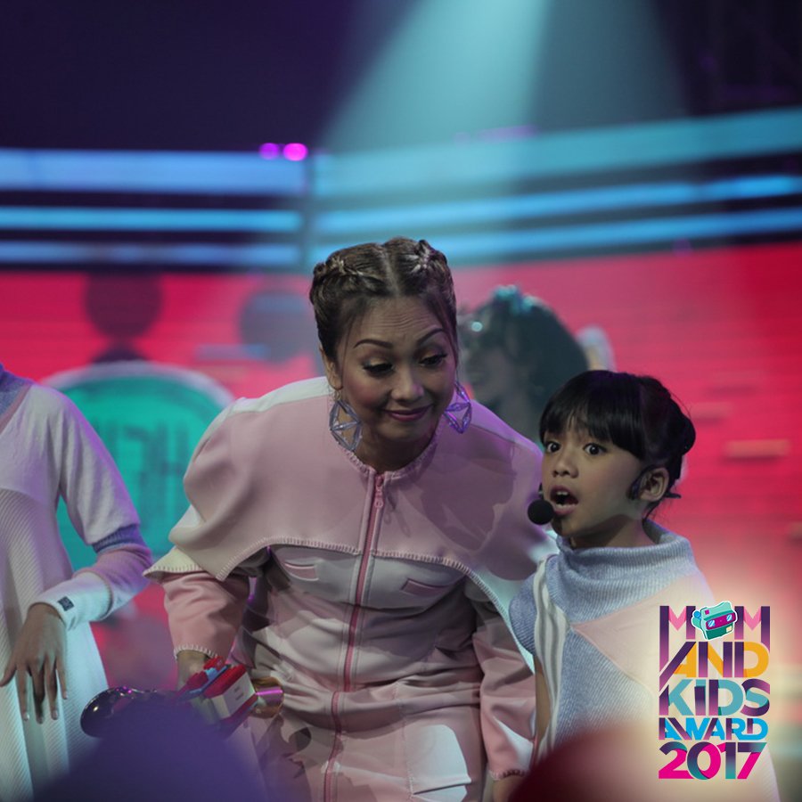 Official_MNCTV's tweet photo. Mama @Nola_Be3 dan si cantik Neona akan hadir kembali nih menghibur kamu di #MKA2017 Pukul 14:00 WIB di @Official_MNCTV https://t.co/2QWCYU4DY9