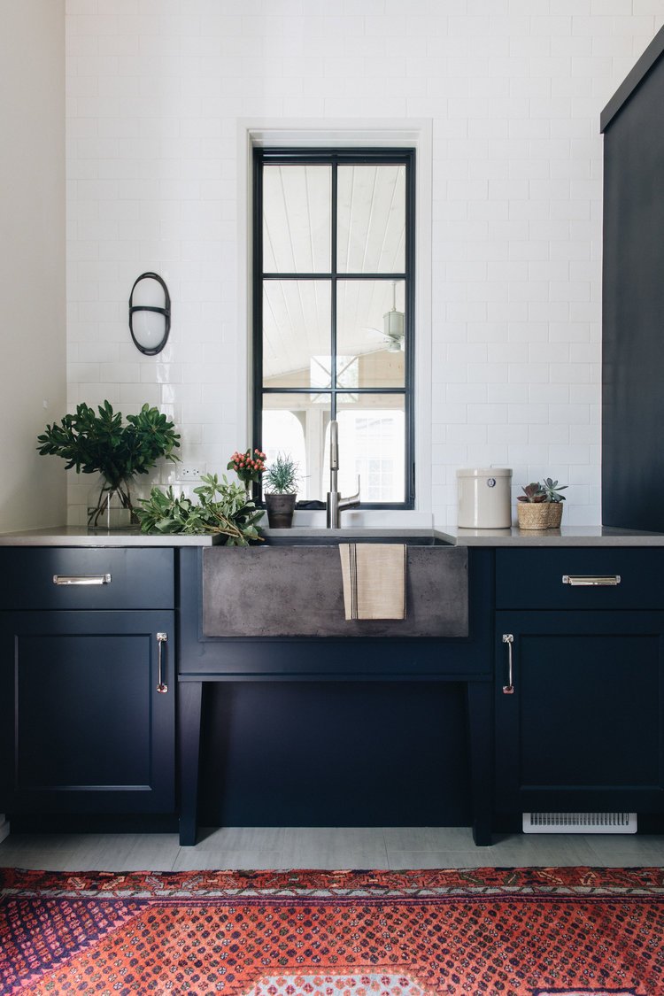 Native_Trails's tweet photo. Native Trails' #NativeStone #farmhousesink stars in this mudroom of our dreams by @KM_Interiors: https://t.co/HGgug3R34k #farmsink #concretesink https://t.co/7ZIJHsRuyh