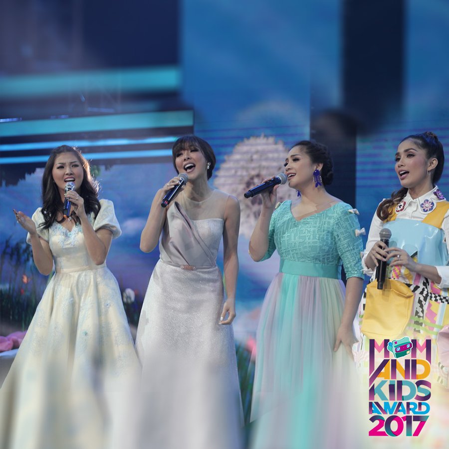 Official_MNCTV's tweet photo. Ibu-ibu jaman now Mama Gigi @ussyklik @gisel_la @sarwendah29 akan berkolaborasi dengan lagu yang romantis! Yuk tonton kembali #MKA2017 Pukul 14:00 WIB di @Official_MNCTV https://t.co/vpX3GhabnK
