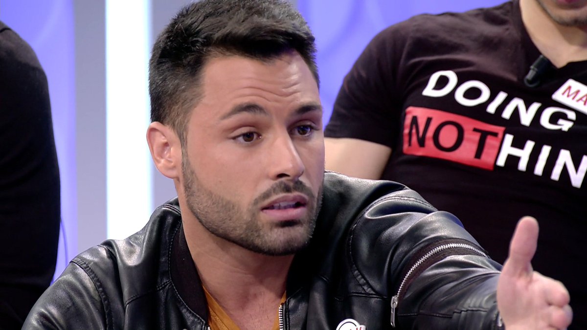 ¡Eleazar le pide a <a href="/melanisoler_/">Melani Soler</a>  que se vayan juntos ya! #MyHyV mdia.st/directo5