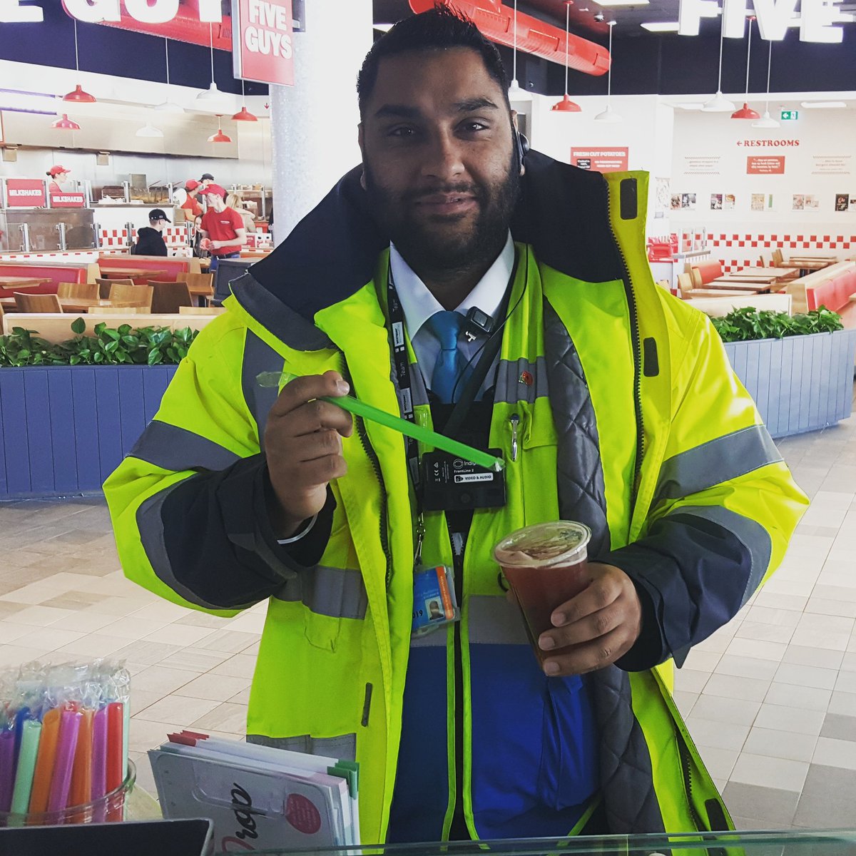 bubbledropuk's tweet photo. The Watermark Security can't resist our Strawberry Fruit Tea with Lychee Popping! #bubbledropuk #bubbleteas  #westquayshoppingcentre #bigdogbruno https://t.co/6Hk3pFVd2c