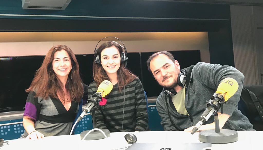 HoyxHoyMadrid's tweet photo. Lleva 20 años cantando, 14 discos desde #AtrapadosenAzul y canciones que han quedado en la memoria de una generación. @SerranoIsmael ha publicado #20añosHoyEsSiempre y el 28 de diciembre se unirá a @JimeRuizEchazu con #ConciertoNavidad en @TeatroCofidis. https://t.co/r95xKEbRO4 https://t.co/1xGjYCOlVi