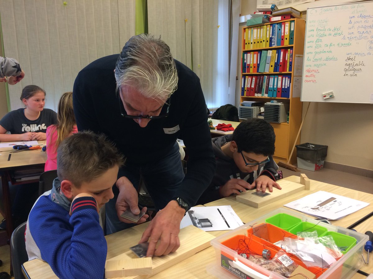 juf_Tinne's tweet photo. We maken een windturbine #vtst #groeneenergie https://t.co/skUvvCrcxf