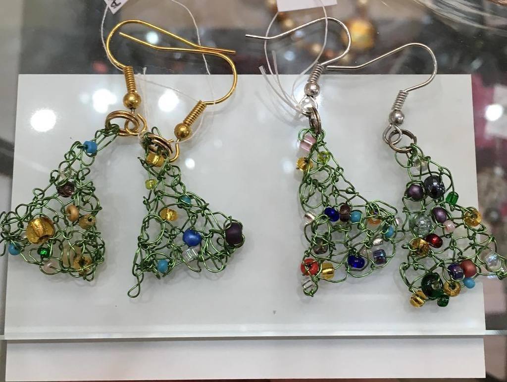pearlysmith's tweet photo. These knitted Christmas Tree Earrings are now available from @galleryat12 please pop in and buy yours! Only £10 each #knittedwire #wireandbeads #christmastree #festivejewellery #ChristmasJewellery #xmasjewellery #ohchristmastree #knittedjewellery #angela… https://t.co/wQHDTfZkYS https://t.co/lhJ357aziC