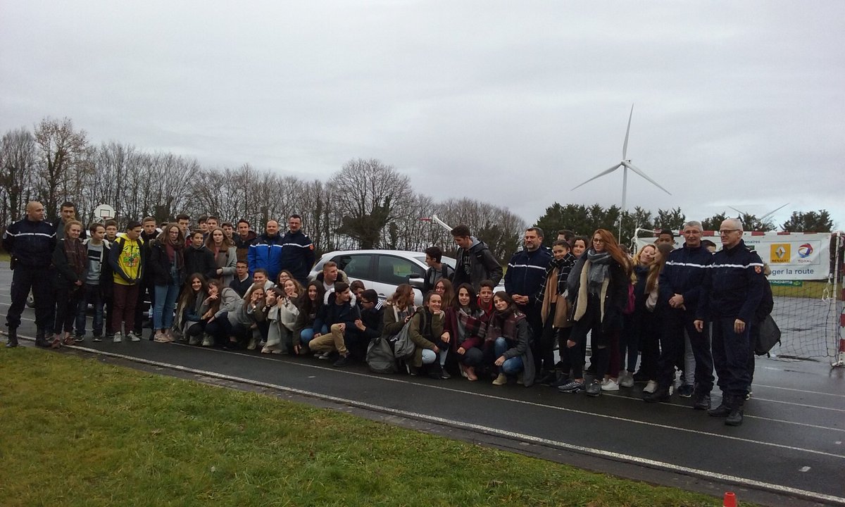 FdGroupama86's tweet photo. #GROUPAMA clôture de la #pistejeunes10deconduite #lycée #agricole #venours 302 élèves sensibilisés #securiteroutiete https://t.co/hsIuvB5KqJ