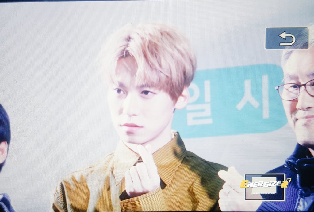 980627com's tweet photo. 171215 핸드허그 나눔 콘서트 #건희 #이건희 진짜 왕자님이다 건희야..ㅠㅠ https://t.co/MgzDLvQNzC