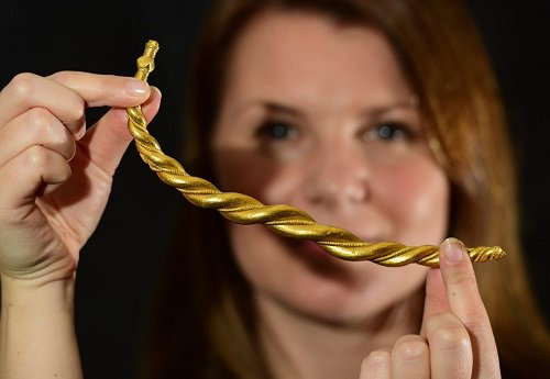 YorkshireMuseum's tweet photo. This gold armlet was one of the #starobjects in our #vikinglegend exhibition with @britishmuseum earlier this year, and gives a fascinating insight into #Viking culture. #ArtGold https://t.co/4RDBxw5LAI https://t.co/PjKQdRgMUx