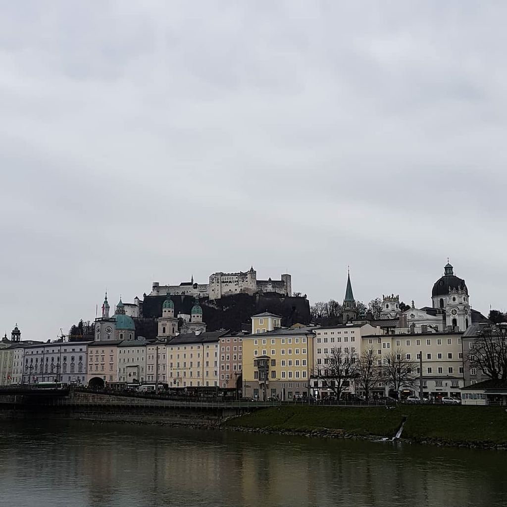 Cuentaviajescom's tweet photo. Las vistas del centro de Salzburgo desde el río son espectaculares. #viajar #Austria https://t.co/i14Oe5Lkqj