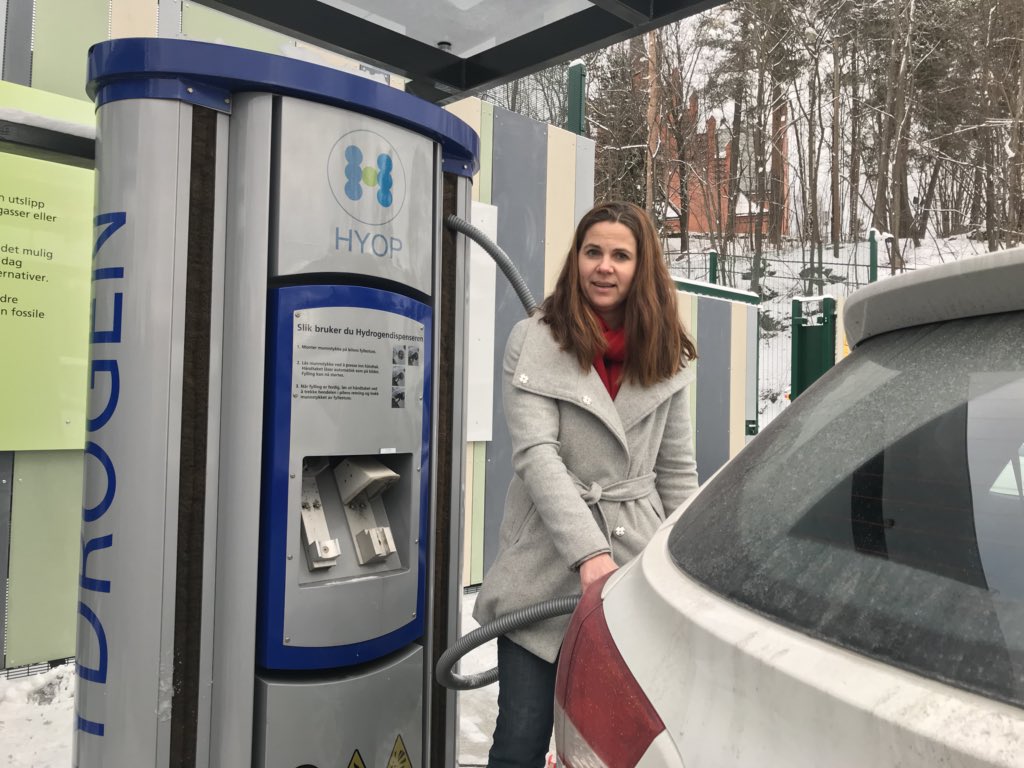 asheimkari's tweet photo. @sschytz åpner hydrogenstasjon. Klar for fylling av 50 biler om dagen. En løsning for drosjenæringen og Akershus’ innbyggere å kunne kjøre utslippsfritt https://t.co/sBjeIStgNK