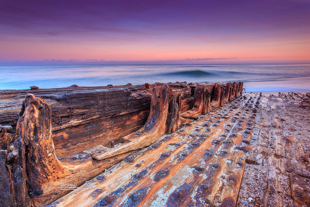dapixara's tweet image. #sunset with Nauset beach shipwreck. Check out my BLOG! Loads of new photos: dapixara.com/News/the_offic… #capecod #ThePhotoHour
