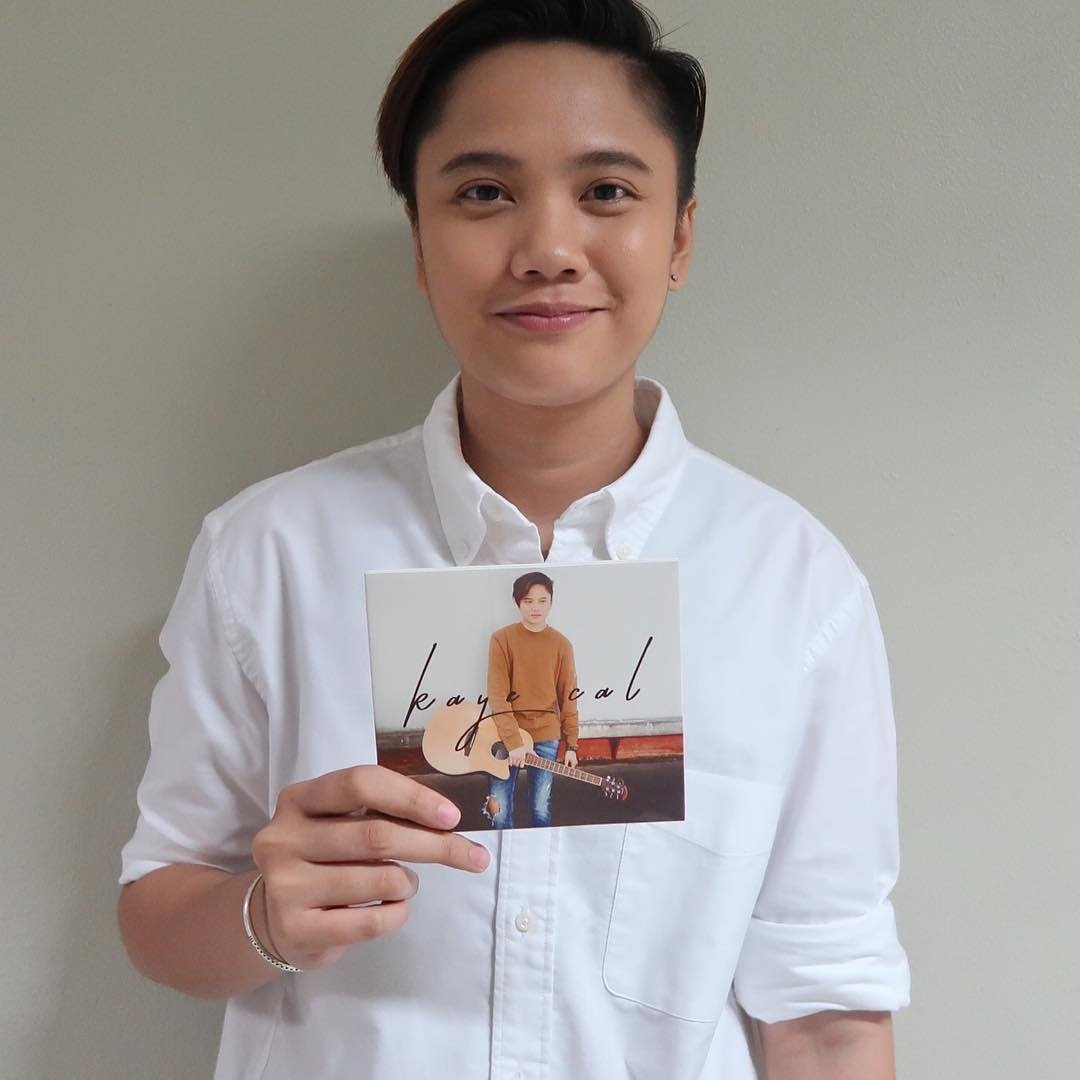 danah_cal's tweet photo. #Repost @kapparelmnl
Serenade your loved ones this christmas through the music of @kaye_cal! You can order this #KayeCalAlbum here! Payment is until tomorrow Dec 16, 2017.
Pm @teamkayecal on fb or click link on bio for orders.
@kaye_cal #kayecal
#kapparel #kayecalshirts https://t.co/kz3kpGgxF9