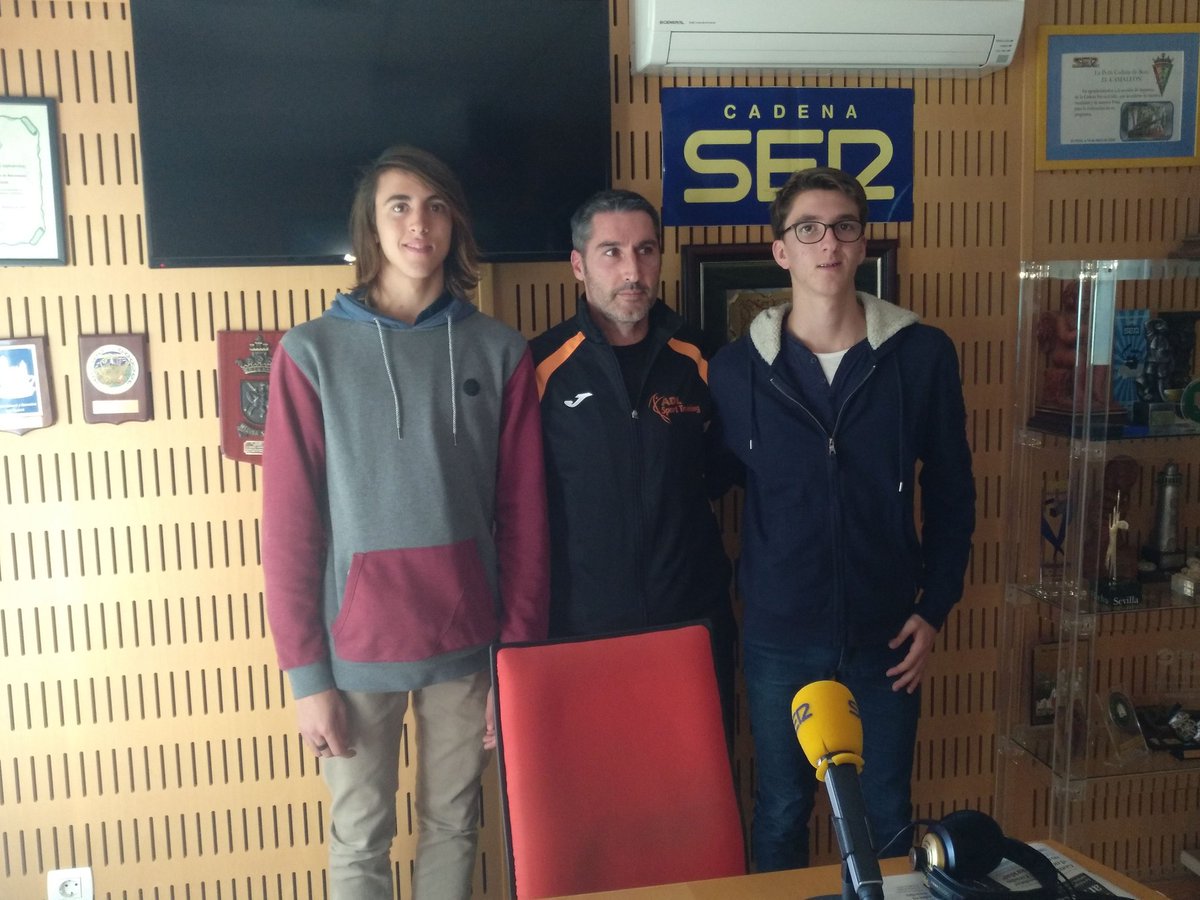 RadioCadiz's tweet photo. 📻 En SER Corredor nos acompañaron del Colegio @San_Felipe_Neri para hablar de las Olimpiadas Marianistas. Estuvieron con nosotros el entrenador Domingo Luna y dos alumnos.  
Se celebran del 26 al 30 de diciembre y traerán a Cádiz unas 5000 personas
👇
https://t.co/MN0dKYDmlc https://t.co/RVCAfx1w3T