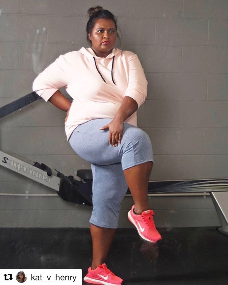 StateofMind101's tweet photo. Yes @henryskat2014 🔥Looking gorgeously comfortable in our super soft pink hoodie &amp; grey marl luxe capris🔥

#repost ☆ Focus ☆ Breathe ☆
Love this image from the @RubenesquePR shoot.
📷 : @SimonWisbey 
#plussizeactivewear #stateofmindactive #plussizefitnessgear #fitnessforall https://t.co/Ek7A4gnj9c