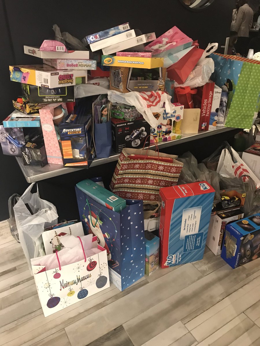 NAAAHRDallas's tweet photo. Our final event of 2017 was amazing! Tonight, we partnered with @dfwmbas for our annual Jingle Mingle and we collected gifts for fallen former Cowboys player Terry Glen #83Kids. Thank you to the more than 300 professionals who supported! #jinglemingle #naaahrdallas #dfwmbas https://t.co/TvKb9XyY6a