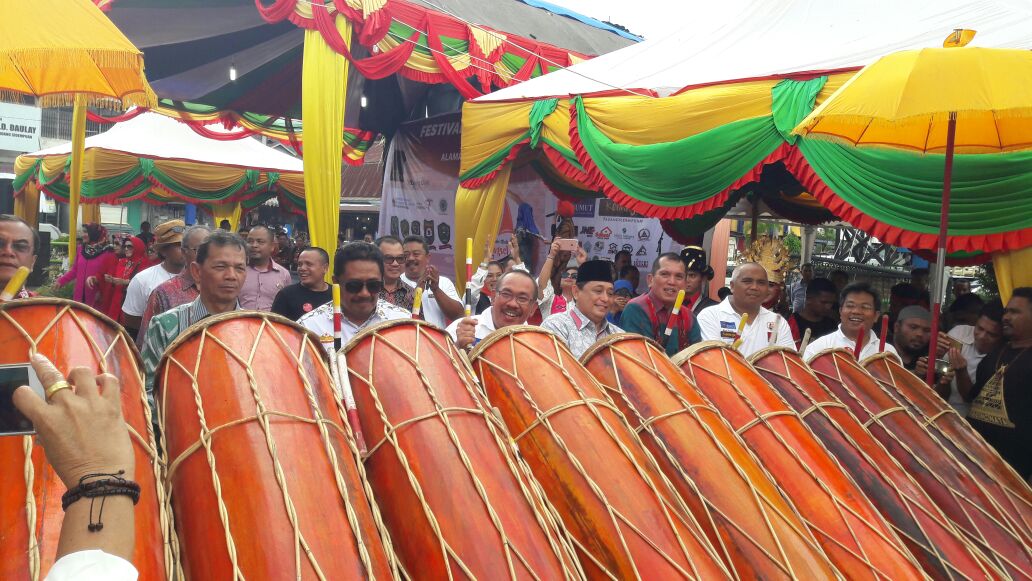 sipirock's tweet photo. #GORDANGSAMBILAN membuka Festival Oleh-Oleh TABAGSEL yang akan berlangsung 15-17 Desember 2017 #visitsidimpuan #PesonaAngkolaMandailing #PesonaIndonesia https://t.co/s3ASPBFfH2