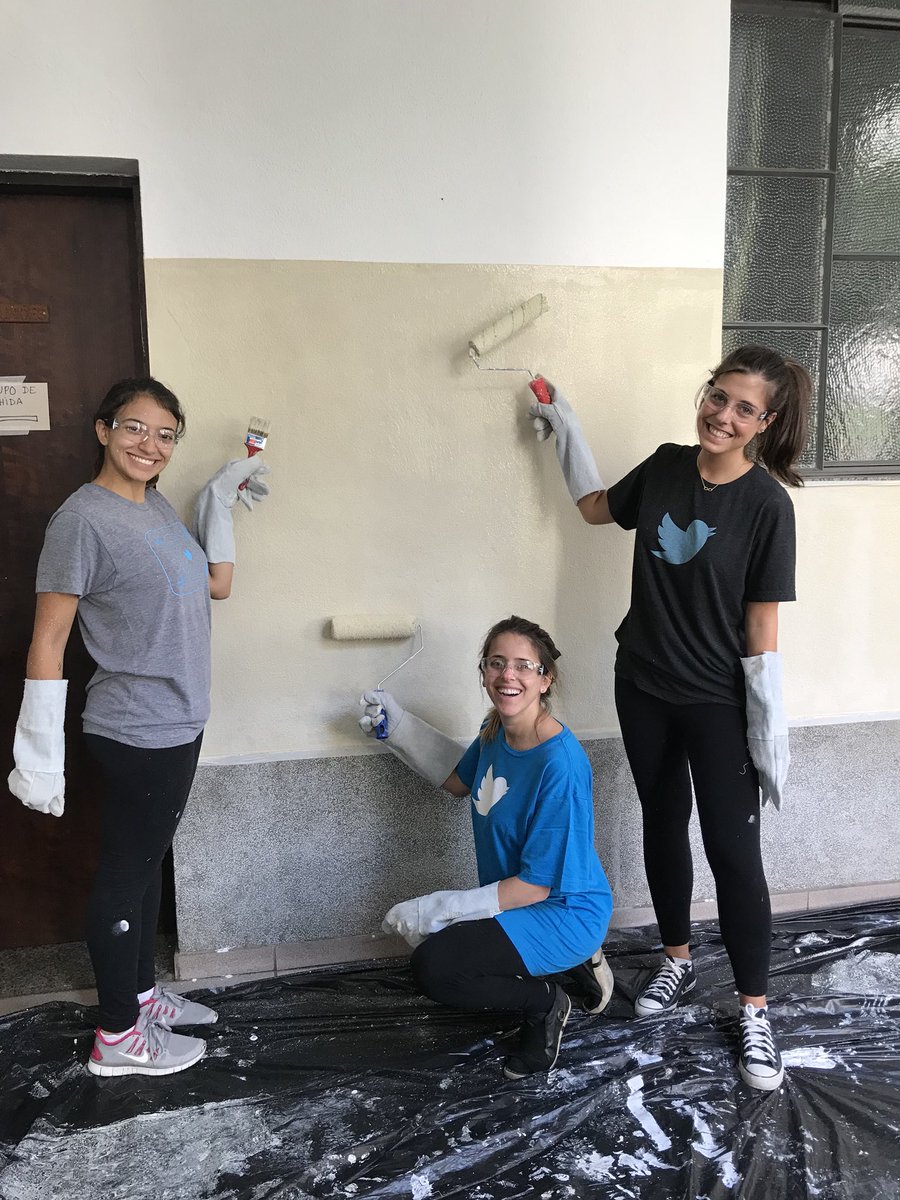CarolAlzuguir's tweet photo. Dar day off para estimular os funcionários a fazerem trabalho voluntário. Uma empresa dessas, bicho... #Friday4Good https://t.co/8mONTOAZXE