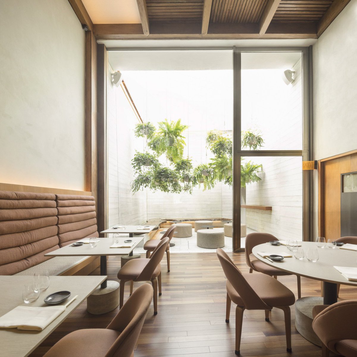 First launched in 1988, Michelin-starred sushi restaurant Kosushi in São Paulo has received an interior upgrade by way of Brazilian architect Arthur Casas