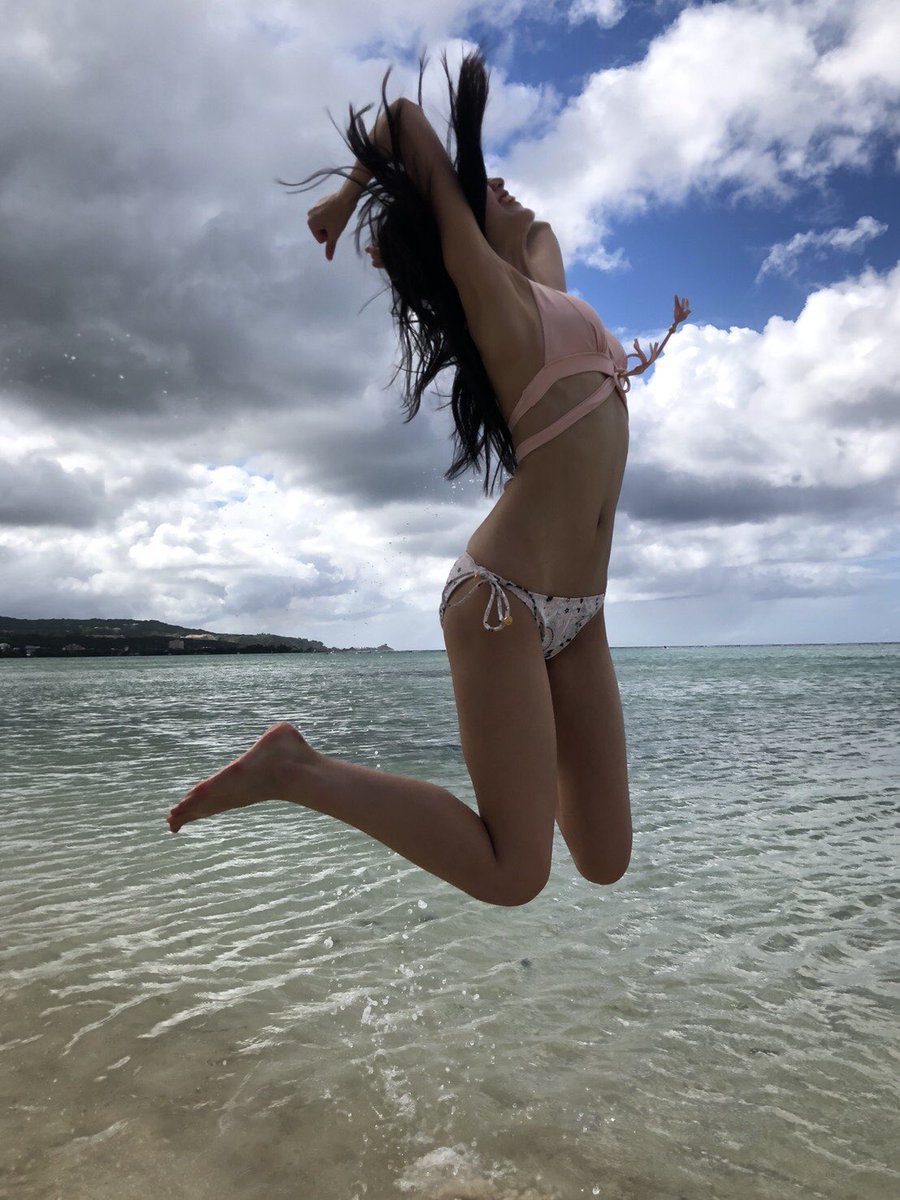 水着姿でえび反りジャンプをする黒木麗奈の画像
