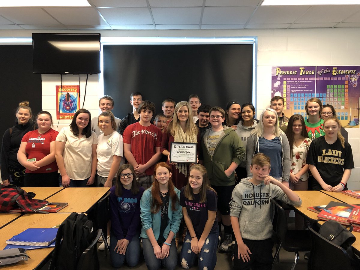 hannerpj's tweet photo. Mrs. Pipkin posing with her 3rd hour class. She received the 2017 STOM Award and gift card. CONGRATULATIONS!! #KABMS #LeadLAP https://t.co/lmPPtVPdzU