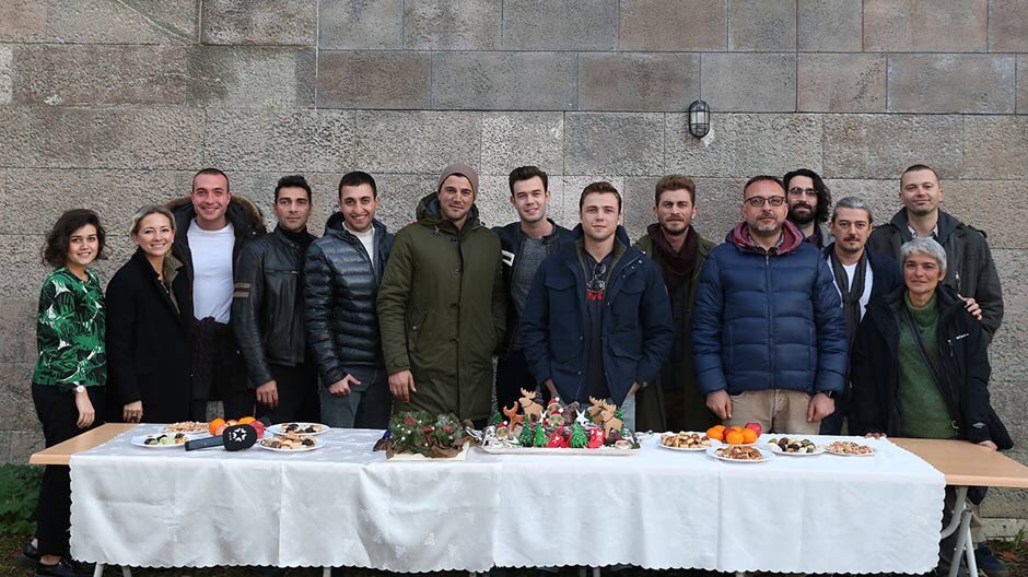 Star’ın üst düzey ekibi bugün de #Söz setini ziyaret edip yeni yıl dileklerini iletip kutlama yaptılar.