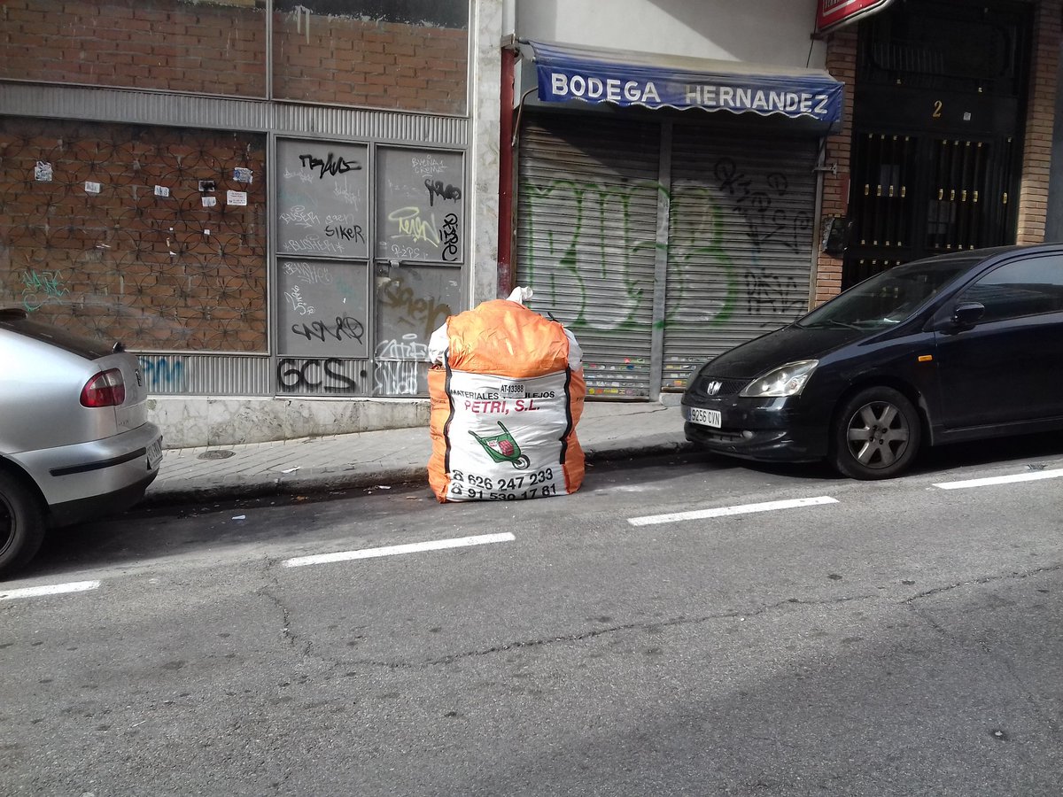 ARFrontelo's tweet photo. @Lineamadrid Buenas tardes, solicito retirada de saco de escombros en calle Hervás 2. Son escombros que los traen de otros sitios y los vecinos de aquí a aguantarnos. Gracias https://t.co/rQFJzZGWOj